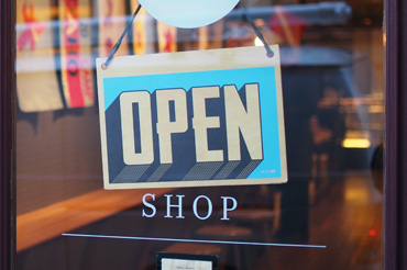Retail Stocks With Strong Momentum and Improving Estimates
